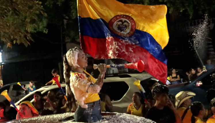 Hasta altas horas de la noche duró la celebración de los simpatizantes de Abelardo de la Espriella/Foto Carlos Ramírez/La Opinión