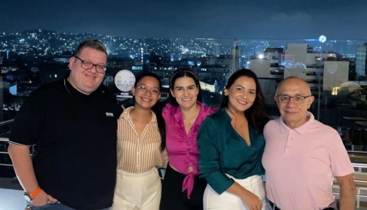 Cristian Herrera con colegas en un evento cuando laboraba en el diario La Opinión/Foto Cortesía
