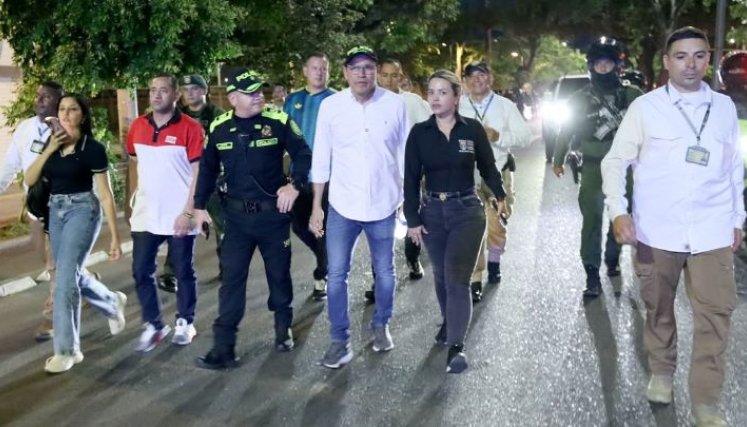 El alcalde Jorge Acevedo y la Policía comandaron un escuadrón para evitar desórdenes tras la jornada electoral que dio como ganador a Abelardo de la Espriella./Foto Carlos Ramírez
