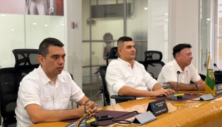 Jair Díaz (centro) durante una sesión en el Concejo/Foto cortesía