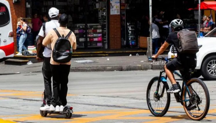 Personas que se transportan en patineta y bicis eléctricas aumentaron un 204% en 2026