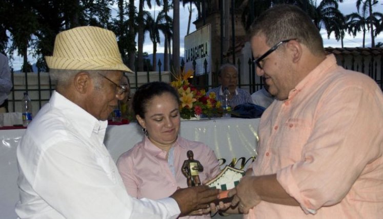 Aquí cuando Cristian Herrera recibía el premio nacional La Bagatela/Foto: Cortesía