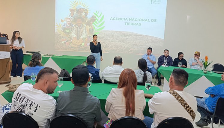 Entrega de títulos de tierras. / Foto: Leonardo Favio Oliveros-La Opinión