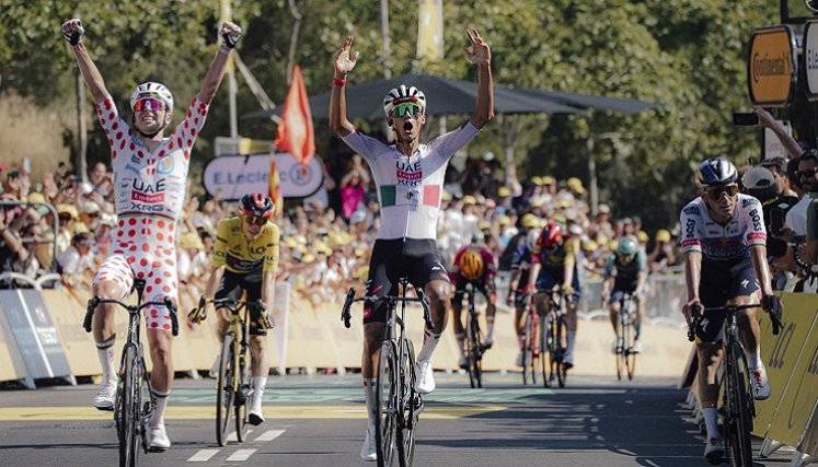 El mexicano Isaac Del Toro (izq) se impuso este domingo en la la segunda etapa del Tour de Francia.