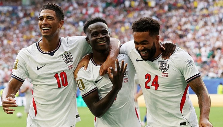 Bukayo Saka (#7) fue el gran protagonista del partido el marcar un triplete en el triunfo de Inglaterra.