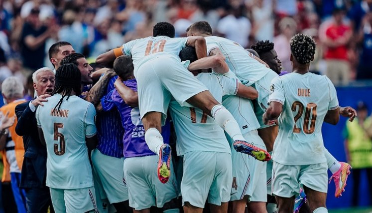 La selección francesa confirmó su favoritismo al título de la Copa del Mundo al eliminar a una desteñida Marruecos con goles de Kylian Mbappé  y Ousmane Démbelé.
