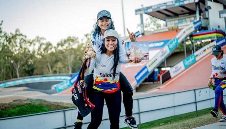 Camila de la Hoz festeja el título, junto con su mamá Erika Mora.
