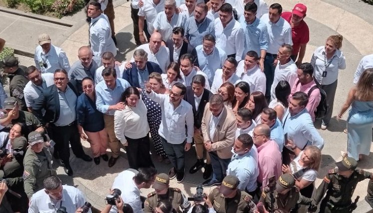 Una postal para el recuerdo, la que se tomaron el presidente electo con las autoridades ainfitrionas de Norte de Santander./Foto: Orlando Carvajal/La Opinión