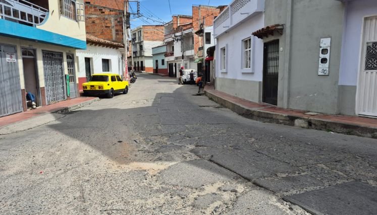 Moradores de los barrios aledaños a la plaza de mercado de Ocaña reclaman la reposición de pavimentos.