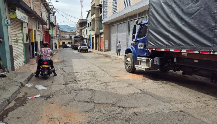  Moradores de los barrios aledaños a la plaza de mercado de Ocaña reclaman la reposición de pavimentos.