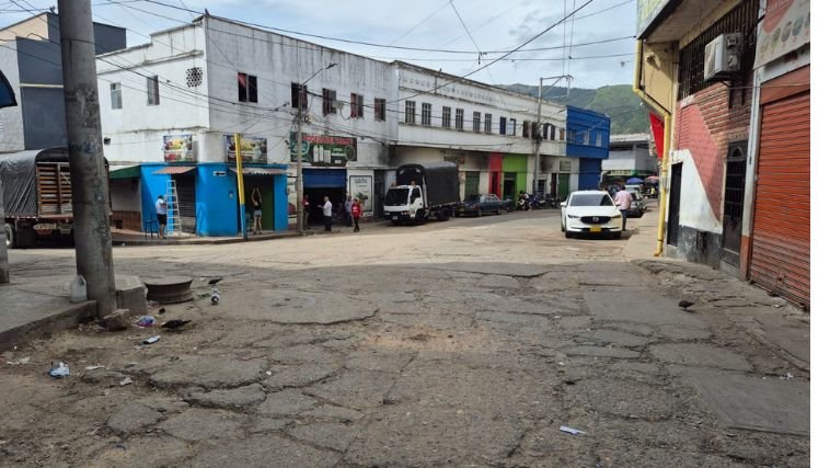 Moradores de los barrios aledaños a la plaza de mercado de Ocaña reclaman la reposición de pavimentos.