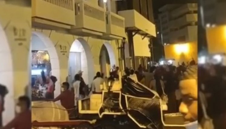 Hombre regaló dinero en Cartagena. Captura de pantalla: IG @eluniversalctg.