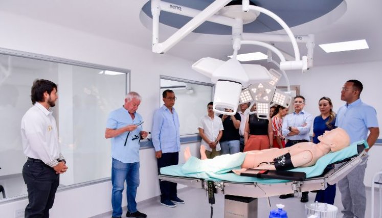 El área del quirófano simulado es uno de los espacios de alta complejidad para el entrenamiento de la toma de decisiones quirúrgicas en un entorno clínico 100 % controlado y seguro.