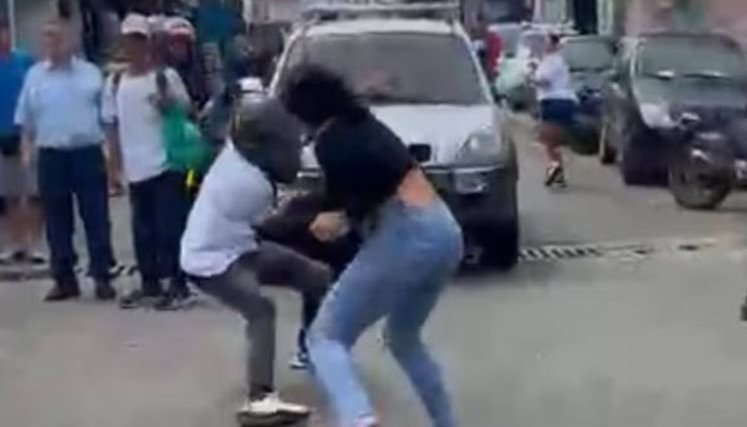 PAREJA PELEANDO EN BUCARAMANGA