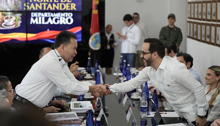 El gobernador William Villamizar y el presidente electo Abelardo de la Espriella, durante la primera Mesa de Empalme Territorial. / Foto cortesía: Juan Pablo Bayona