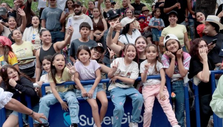Los niños fueron los que más gozaron del desfile de carrozas y comparzas al lado de sus papás./Fotpo: Carlos Ramírez/La Opinión