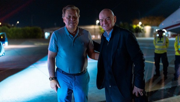 El presidente de la FIFA Gianni Infantino fue uno de los invitados el pasado 7 de agosto a la posesión del presidente de la República, Abelardo de la Espriella. Aquí junto con Ramón Jesurún.