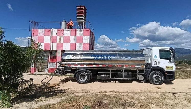 A través de carrotanques se transporta agua potable hacia las veredas afectadas.
