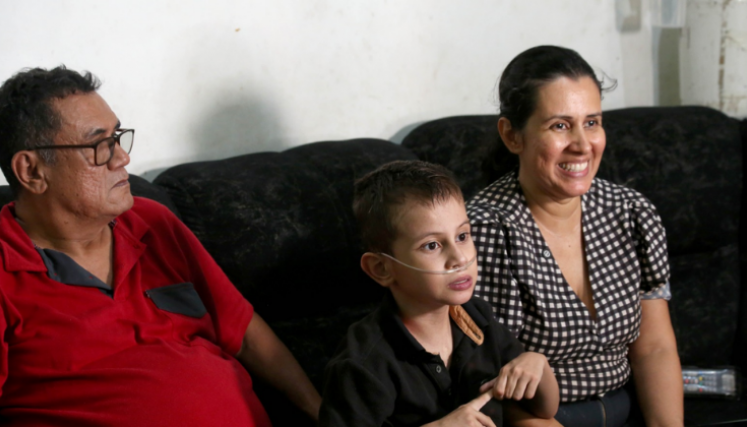 En casa, su familia lo acompaña en cada momento de una lucha que también les ha cambiado la vida.