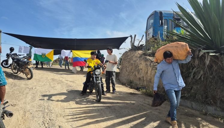  Campesinos bloquean el paso de carros compactadores hacia el relleno sanitario de La Madera, en Ocaña.