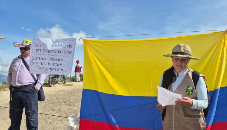Campesinos bloquean el paso de carros compactadores hacia el relleno sanitario de La Madera, en Ocaña.