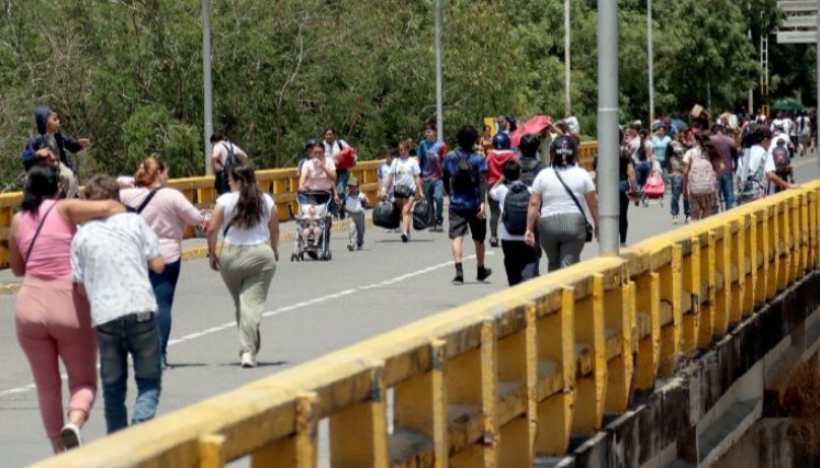Peatones pueden pasar por el puente Francisco desde la semana pasada sin restricciones.