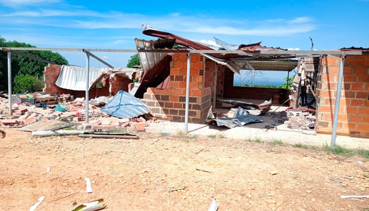 La vivienda del sector Tres Curvas quedó inhabitable tras el impacto de un dron bomba. / Foto: cortesía-La Opinión