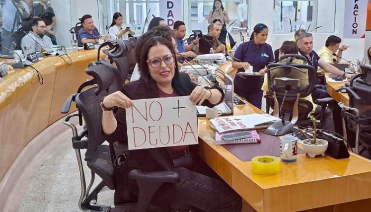 Con letreros en contra del crédito estuvieron tratando de impedir la aprobación del proyecto de acuerdo, que a la postre recibió 14 votos a favor y cinco en contra. / Foto: Cortesía