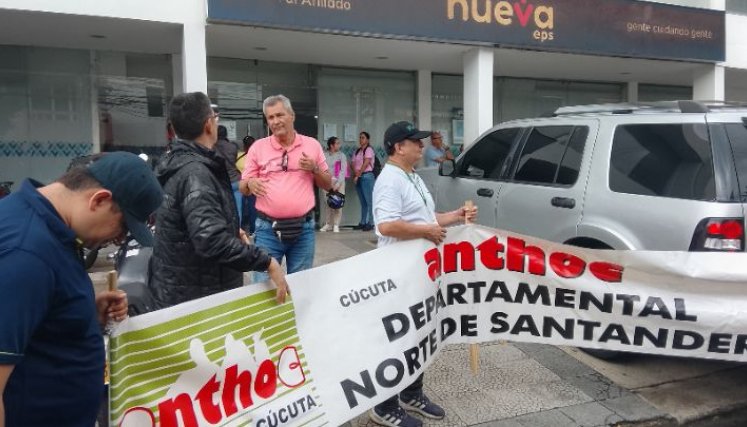 La marcha de protesta culminó en las afueras de la sede de Nueva EPS/Foto Orlando Carvajal/La Opinión