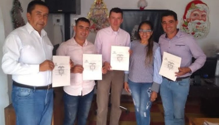 Los tres concejales condenados aparecen aquí acompañados por Germán Cotamo (centro) y la registradora de la época. /Foto cortesía