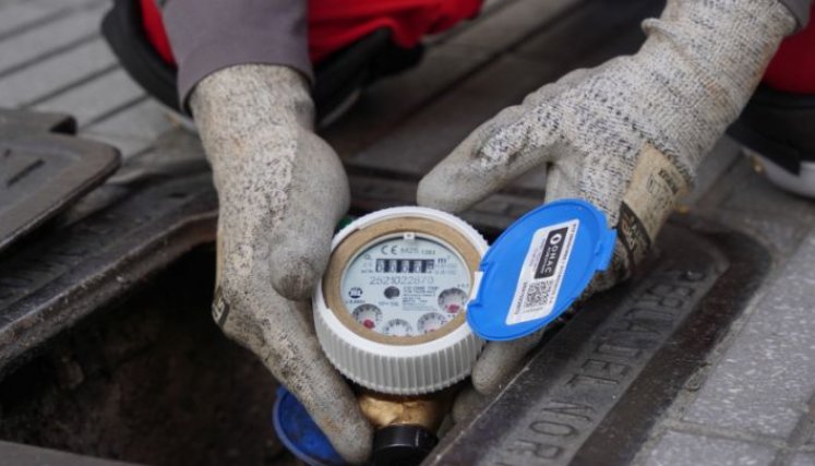 Los medidores serán instalados por técnicos especializados en esa tarea./Foto: Cortesía