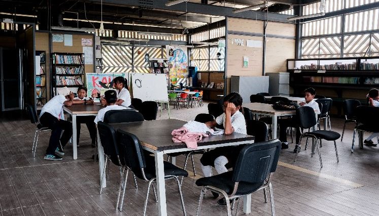 Estas pruebas evalúan a los estudiantes de 15 años en matemáticas, lectura y ciencias, y los recientes resultados indican que Colombia ha caído en los dos primeros factores de medición.
