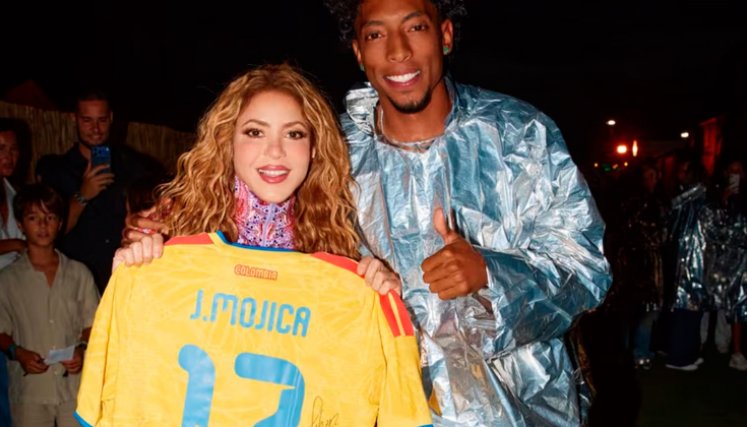 Johan Mojica se encontró con Shakira y le entregó la ‘Tricolor’