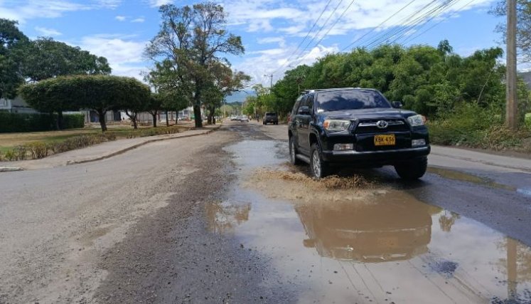 Pozos, huecos y levantamiento de arenilla afectan a conductores en la vía Boconó.
