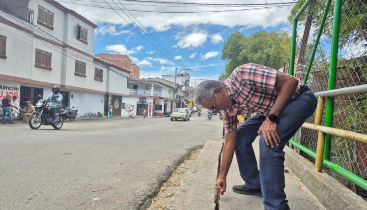Vecinos del barrio Primero de mayo están inquietos sobre las grietas aparecidas en el puente.