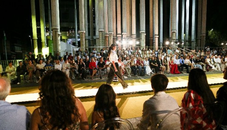 La moda colombiana debuta en París con sello de autor.