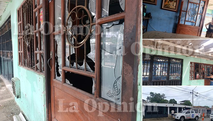 El techo y los ventanales de la vivienda quedaron destruidos por la onda explosiva.Foto: Leonardo Oliveros-La Opinión