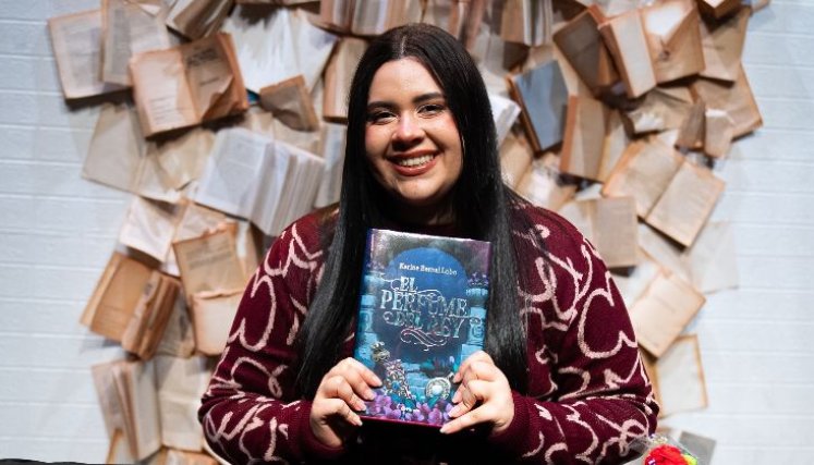 Entre la fantasía palaciega y la realidad humana: Karine Bernal Lobo alza su corona literaria.