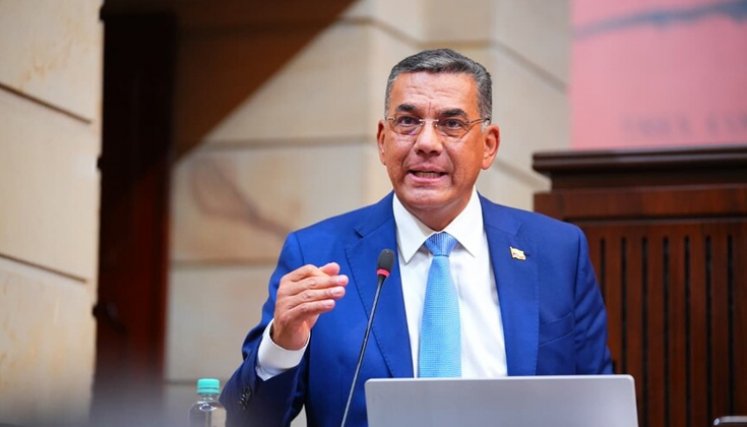 Moción de censura a ministro de Defensa terminó en cruce por vínculos familiares
