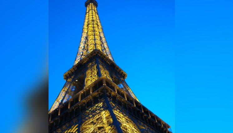 Trabajadores de la Torre Eiffel se van a huelga por apartar a empleadas durante visita religiosa