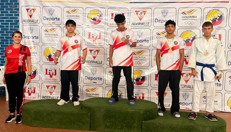 Josué Hernández (centro), oro, Jean Pierre Ropero (izq), plata y Luis Vargas dominaron la categoría de los 60 kilos.