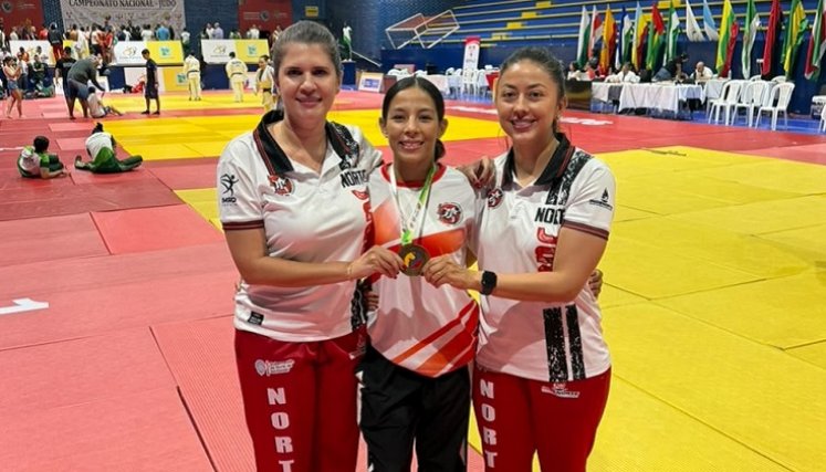 Maryuri Ureña, medallista de oro, campañada de la gerenta de Liga Alejandra Montañés y de la entrenadora Johana Orozco. 
