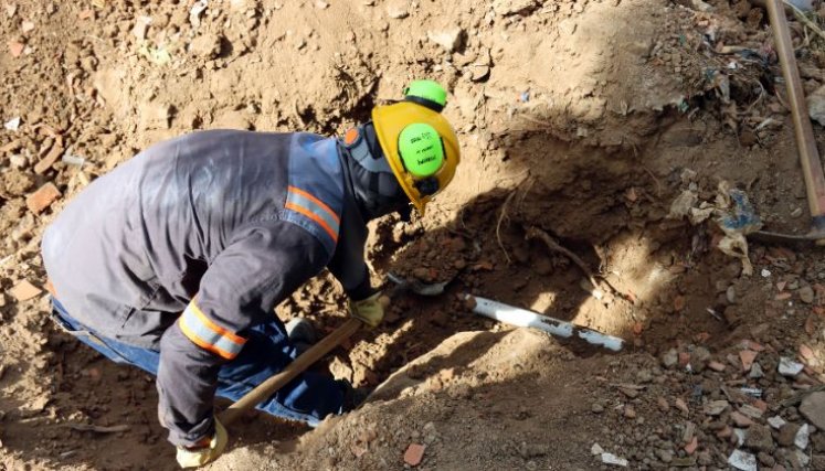 Obreros de Aqualia desconectan la tubería fraudulenta en Montevideo/Foto: Carlos Ramírez/La Opinión