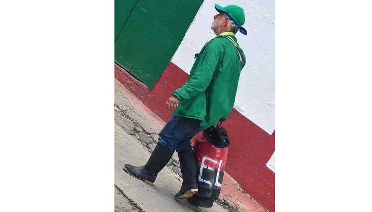 Una situación bastante simpática se presenta en el municipio de El Carmen donde una persona en estado de embriaguez retira un supuesto cilindro bomba.