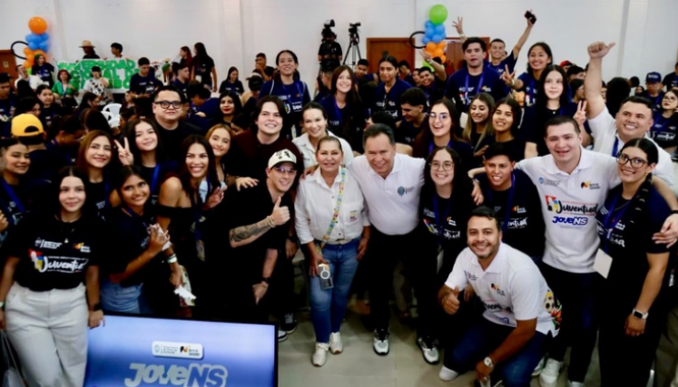Gobernador William Villamizar y jóvenes