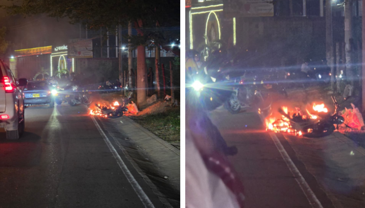 Moto incendiada en Los Patios.