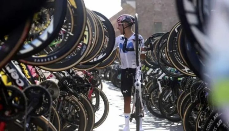 Video | Así fue la emotiva despedida del pelotón a Nairo Quintana en su última carrera del Giro de Emilia
