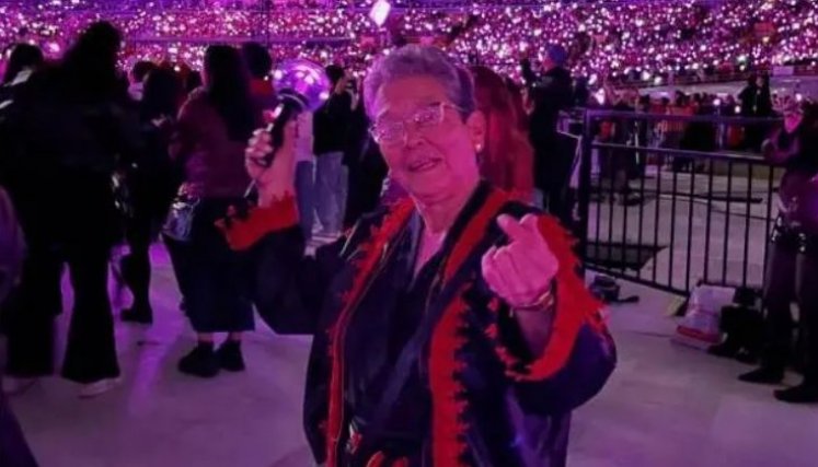 La abuela paisa de 65 años que cumplió su sueño de ver a BTS en Bogotá