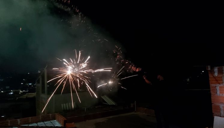 Durante las festividades tradicionales la gente se expone al peligro por el uso indiscriminado de la pólvora.