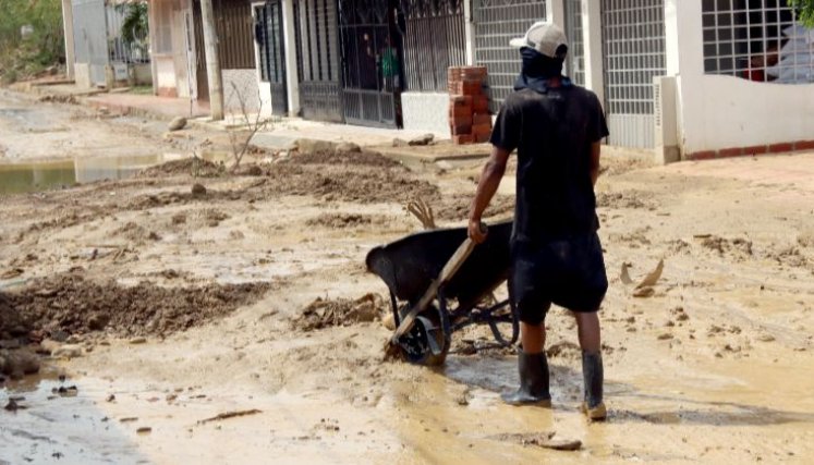 Vecinos se organizaron para limpiar las calles.